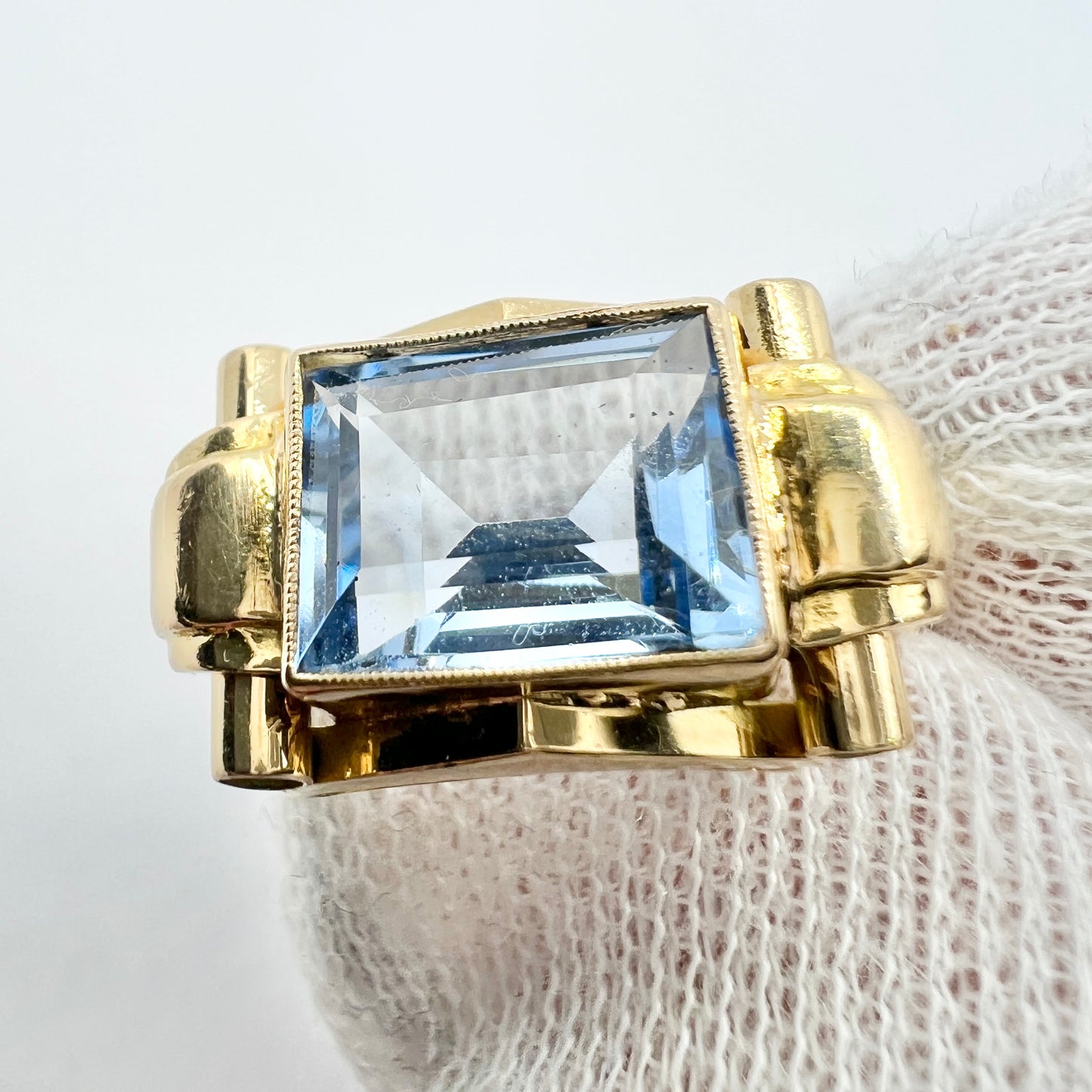 Sweden 1949. Vintage 18k Gold Synthetic Spinel Ring.