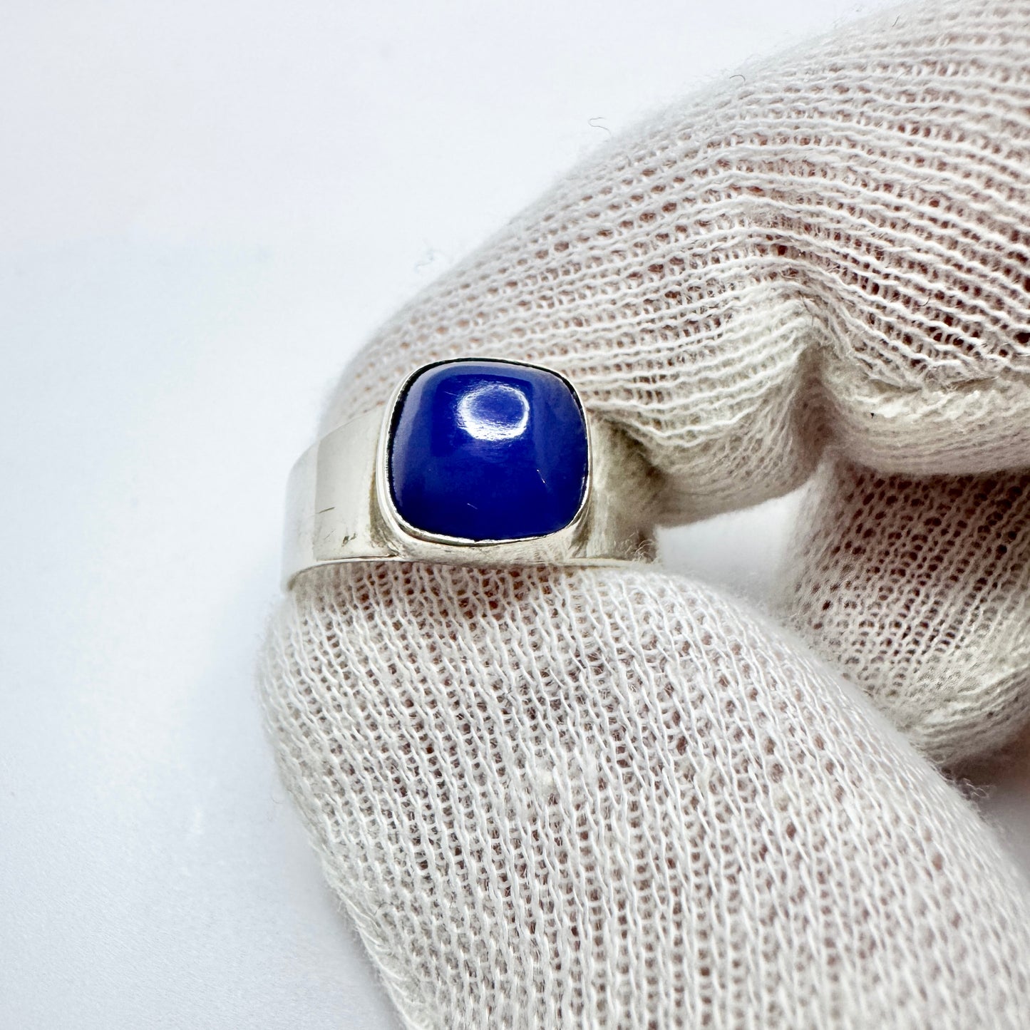 Vintage c 1960. Solid Silver Dark Blue Calcedony Ring.
