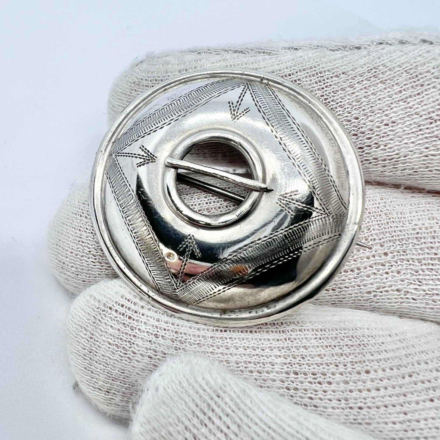 Emil Nikkilä, Finland 1910, Antique Solid Silver Traditional Shield Brooch Brooch.