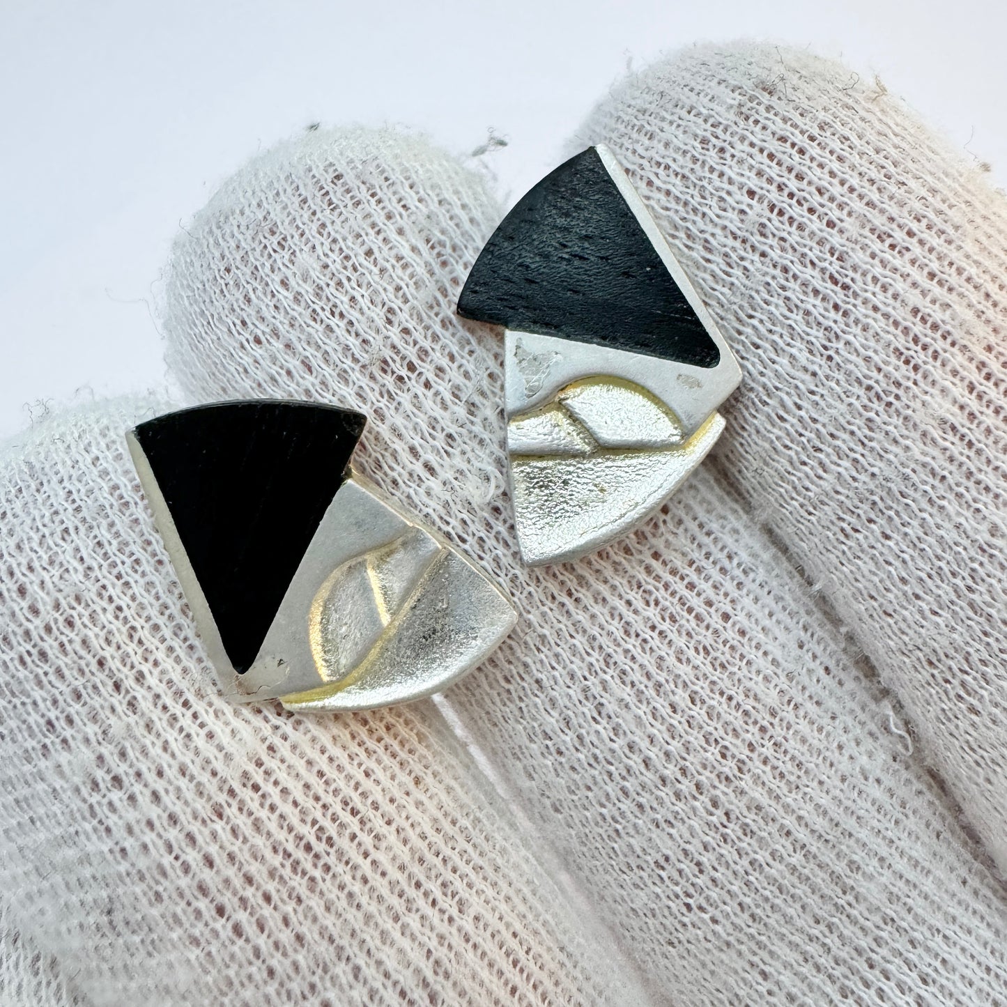 ゾルタン・ポポヴィッツ、フィンランド、ラッポニア、1983 年頃。ビンテージ スターリング シルバー エボニー スタッド イヤリング。