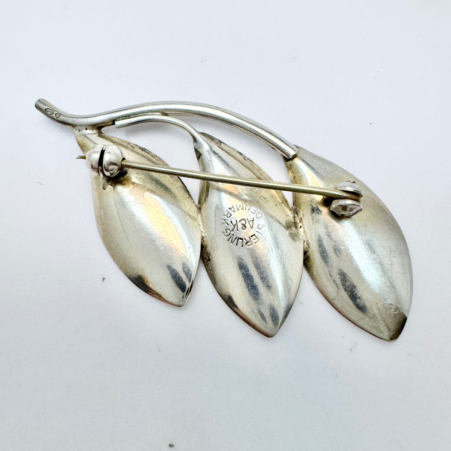 Aarre & Krogh、デンマーク。1950 年代のヴィンテージ スターリング シルバー ブローチ。