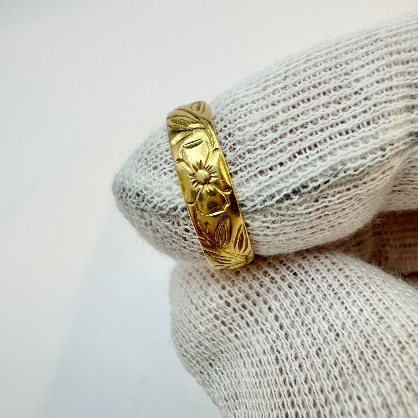 C F Persson, Sweden 1905. Antique 18k Gold Flower Band Ring.
