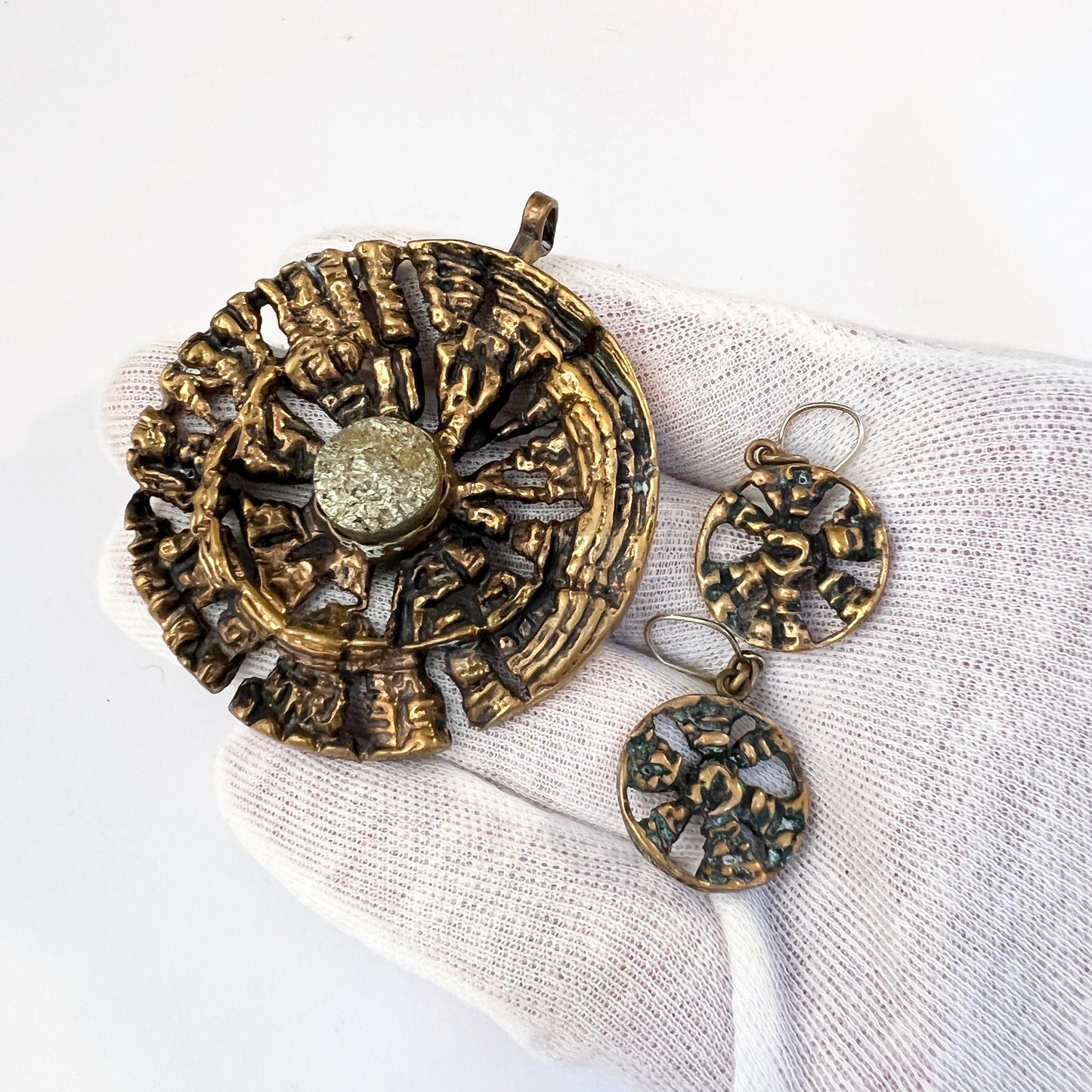 ペンティ・サルパネバ、フィンランド、1970年代。ヴィンテージモダニストのブロンズパイライトペンダントとイヤリング。