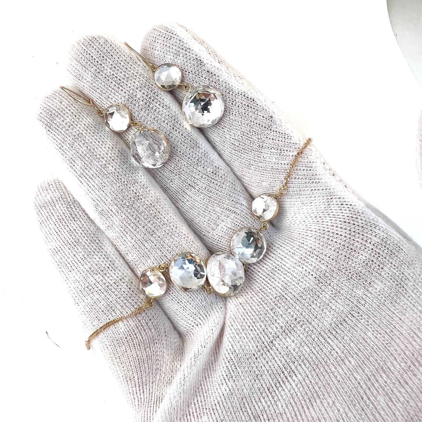 スウェーデン、グルドフィンド。ヴィンテージ 18K ゴールド箔ガラス クリスタル ネックレスおよびイヤリング。