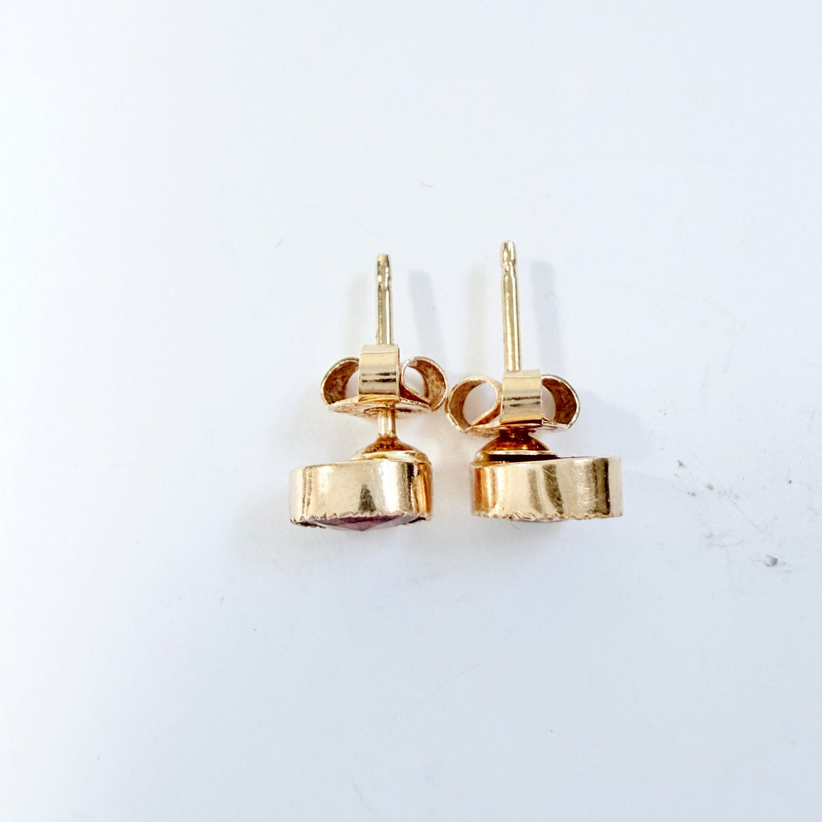 Vintage 18k Gold Garnet Stud Earrings.