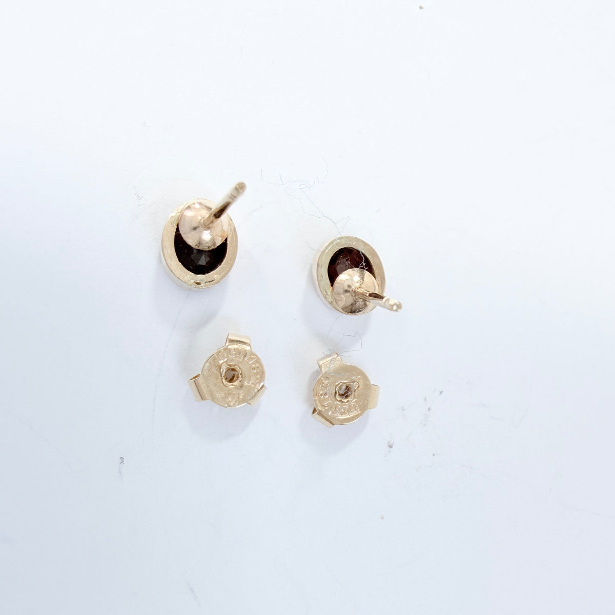 Vintage 18k Gold Garnet Stud Earrings.