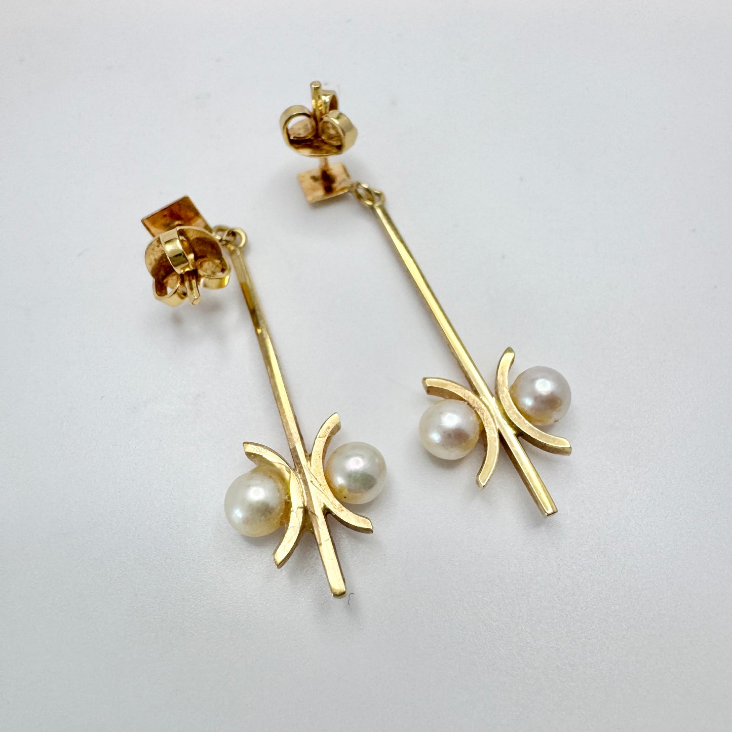 Alton, Sweden 1967. Vintage 18k Gold Pearl Dangle Earrings.