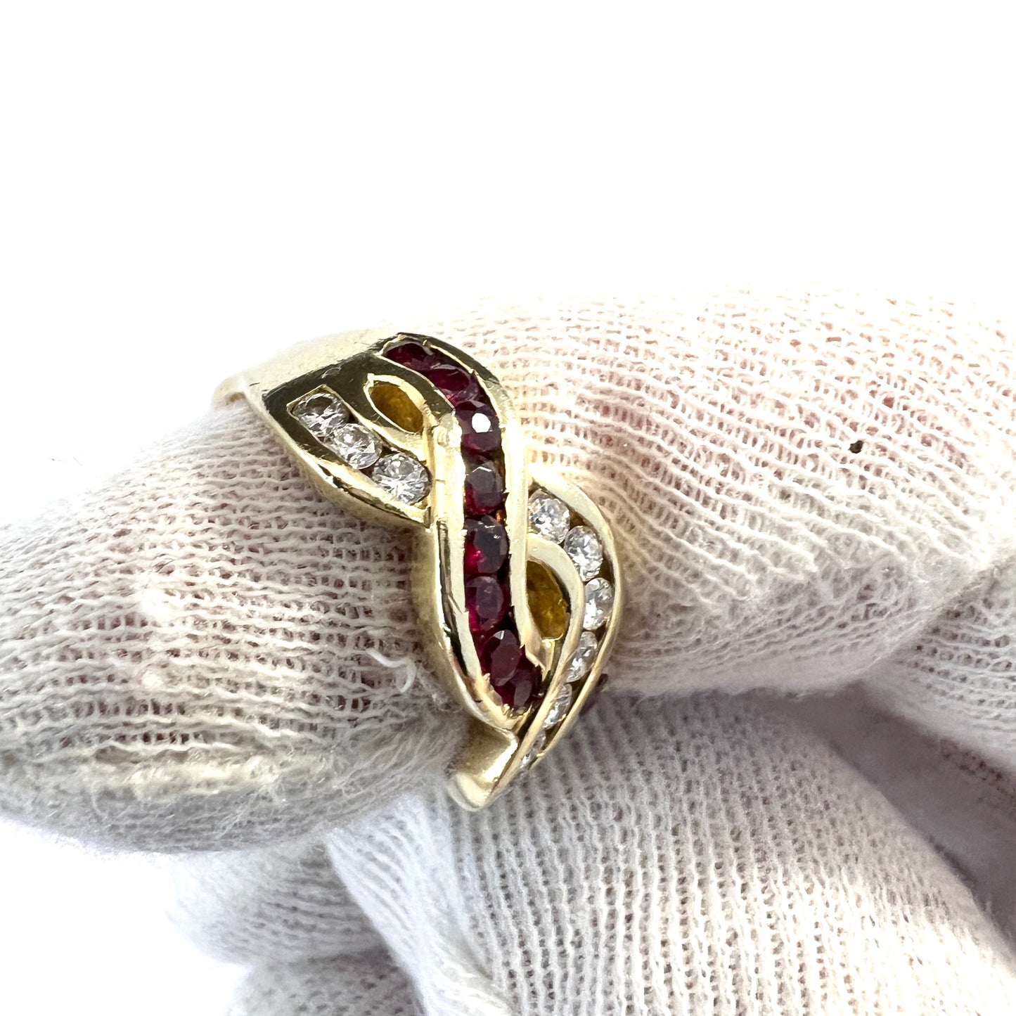 1960 年代頃のイタリア製。ヴィンテージ 18K ゴールド ダイヤモンド ルビー リング。