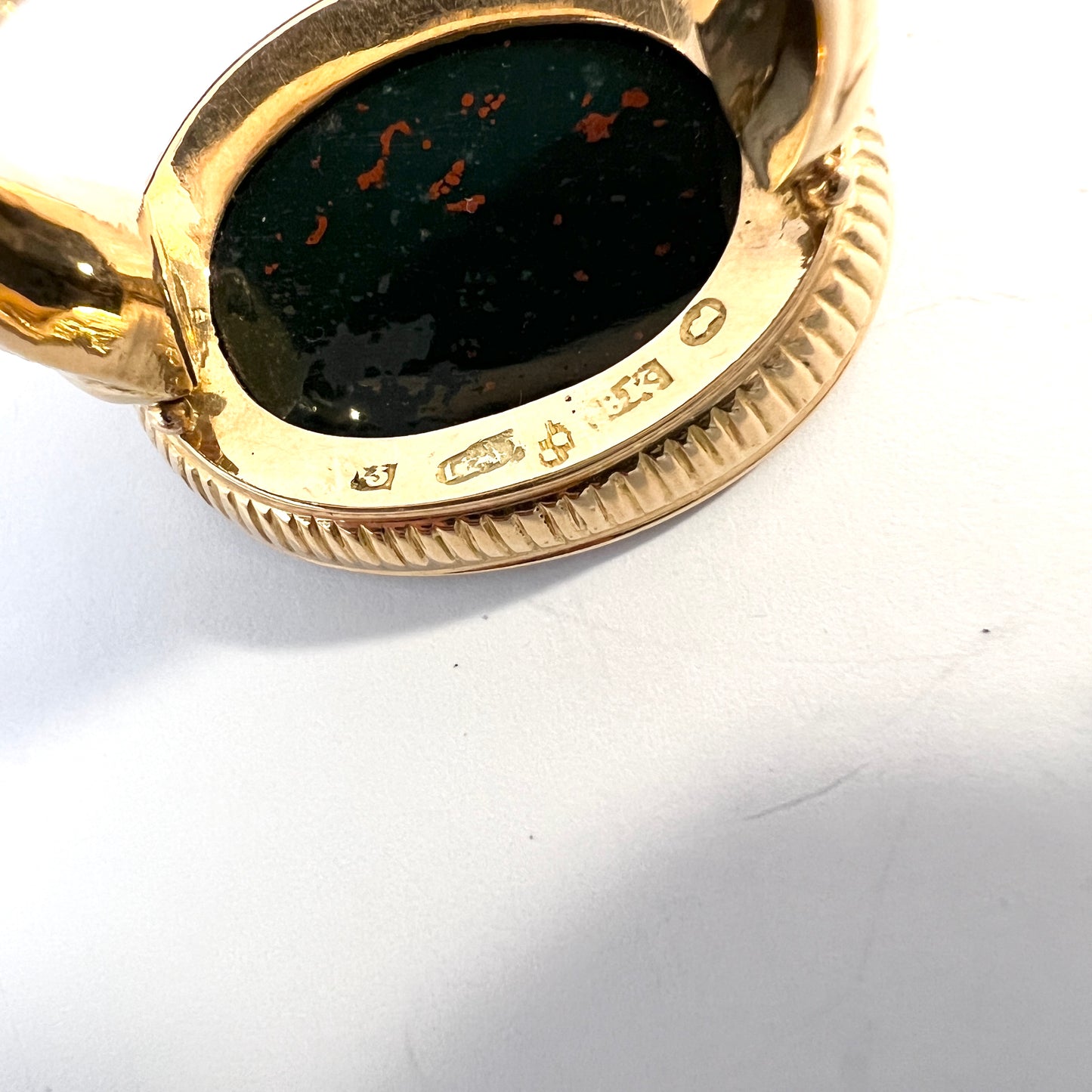 ストックホルム、1810 年代頃。大型ジョージアン 18K ゴールド ブラッドストーン シール フォブ ペンダント。16.7 グラム