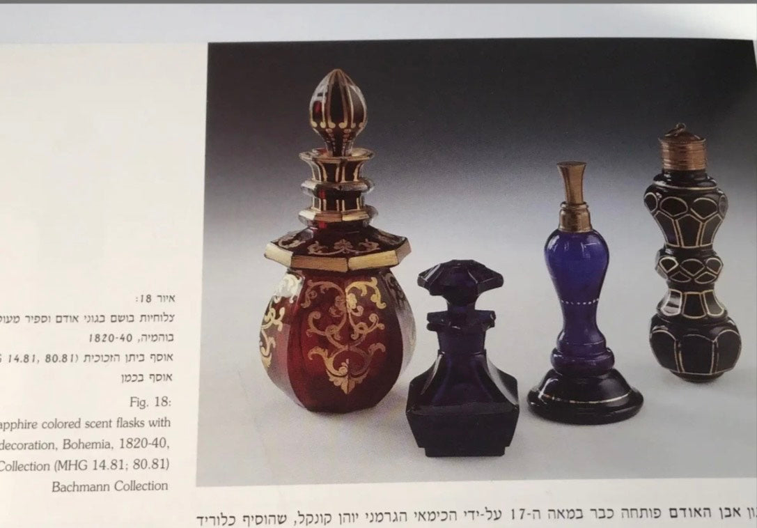 1820~30年代のボヘミアン ダークブルー ガラスとブロンズ製の背の高い香水瓶フラスコ。博物館展示品