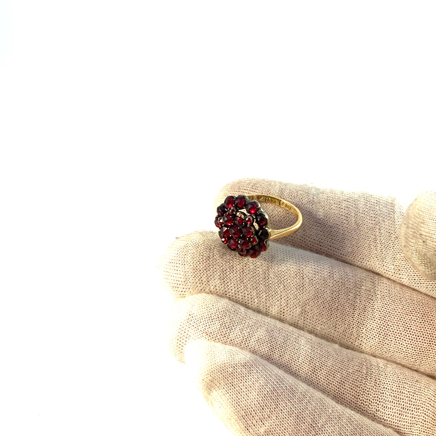 グスタフ・アンダーソン、ストックホルム 1946 年。ヴィンテージ 18K ゴールド ガーネット クラスター リング。