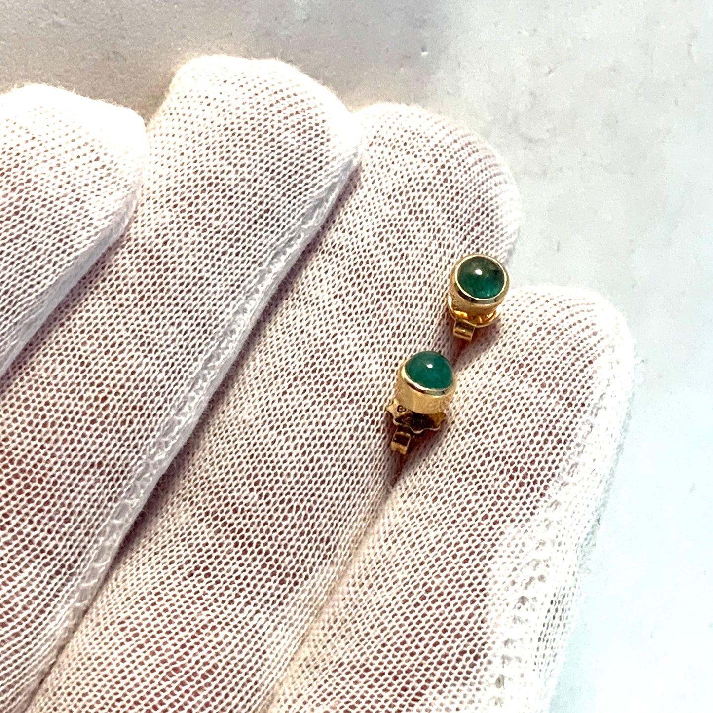 スヴェン・ホルムストローム、スウェーデン、1950 年代中期頃、18K ゴールド カボション エメラルド スタッド イヤリング。