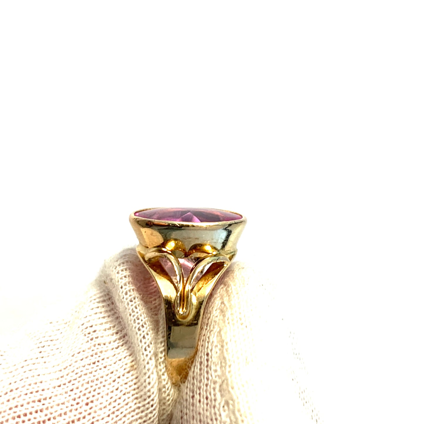 J Bohlins、スウェーデン、1971 年。ヴィンテージ 18K ゴールド合成ピンク サファイア リング。