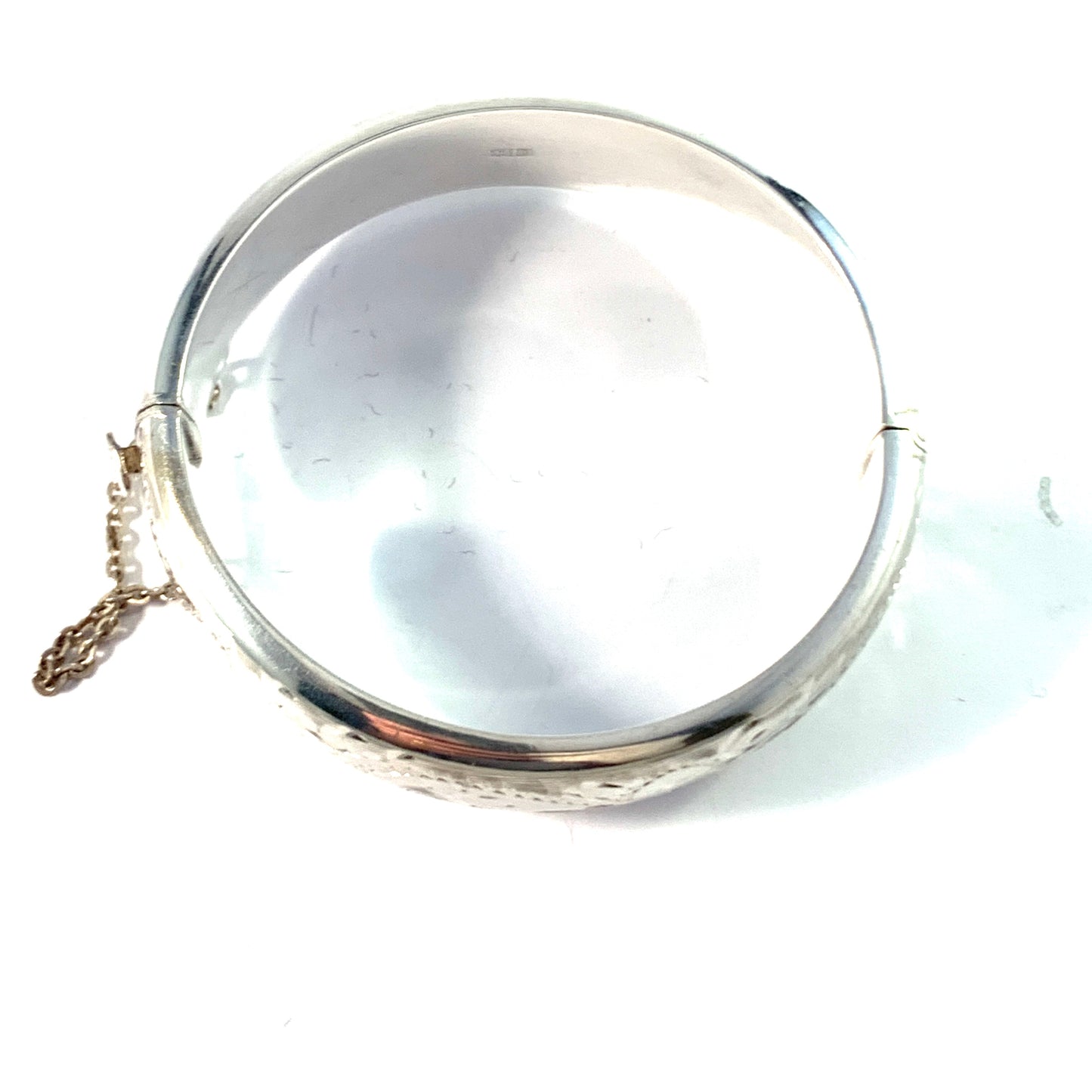 William Suckling Ltd, Birmingham 1972. Sterling Silver Hinged Bangle Bracelet.