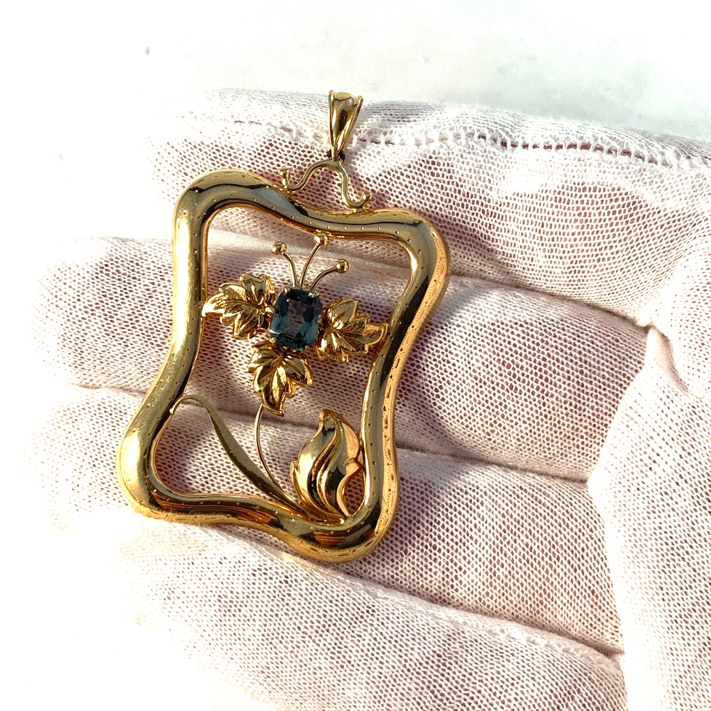 Juvelfabriken, Sweden year 1946, Mid Century 18k Gold Tourmaline Large Pendant.