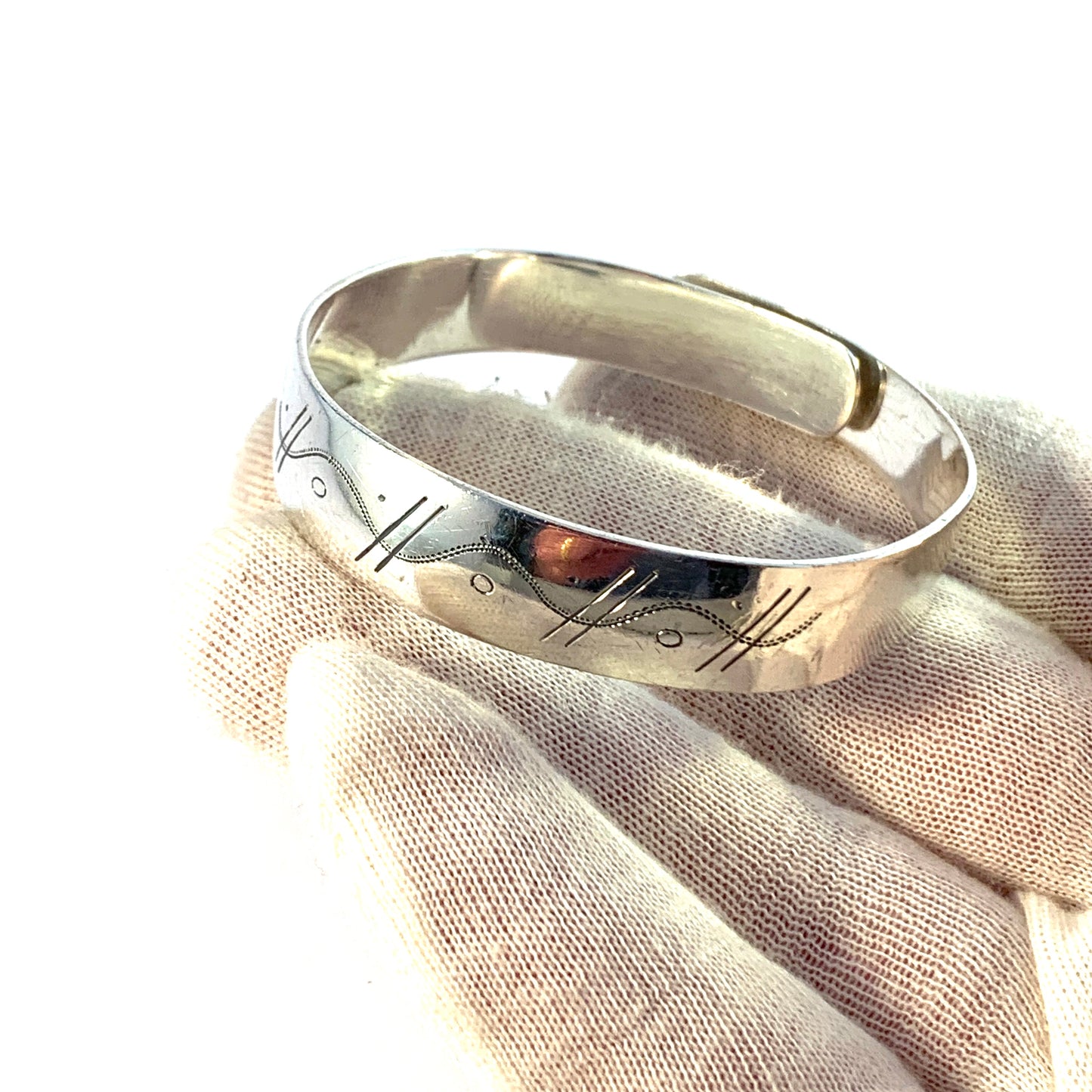 キジェリン、スウェーデン 1958 年。スターリング シルバー オープン/クローズ バングル ブレスレット。