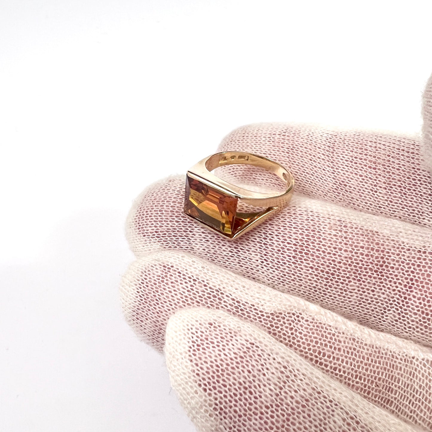 Ceson, Gothenburg Sweden 1966. Mid-century Modern 18k Gold Citrine Ring.