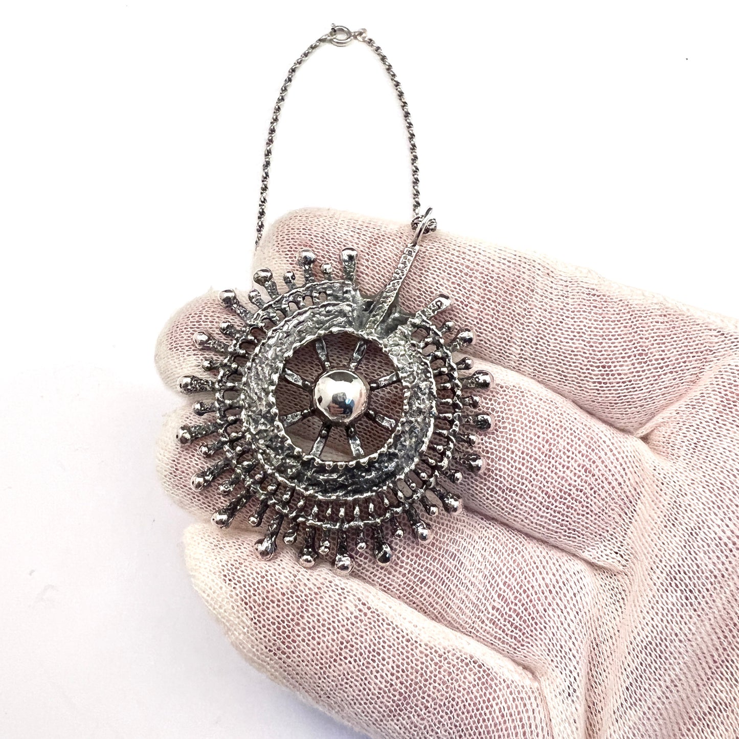 Alpo Tammi, Finland for Öhrneus 1972. Large Modernist Solid Silver Pendant Necklace.