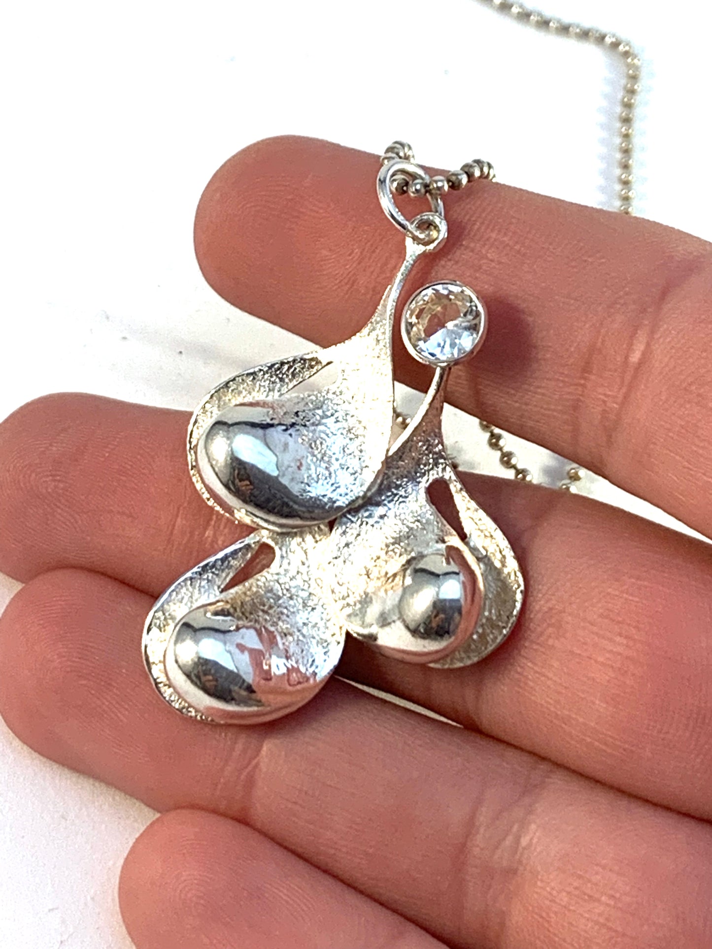 オルネウス、ストックホルム、1974 年製、スターリング シルバー ロック クリスタル ペンダント ネックレス。