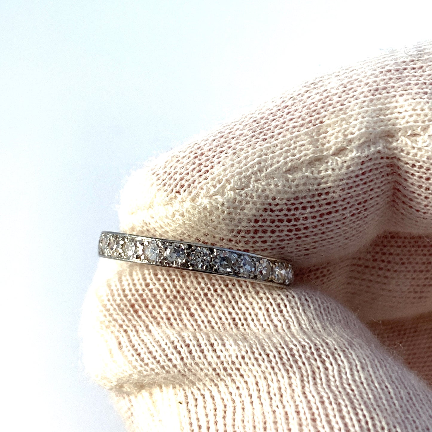 Art Deco Platinum. 0,84ctw Diamond Eternity Ring.