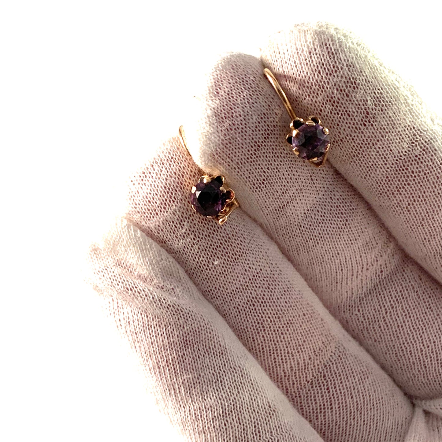 ロシア、ソビエト時代、1950 年代頃。ミッドセンチュリーの 14k ゴールドの色が変わるサファイア イヤリング。