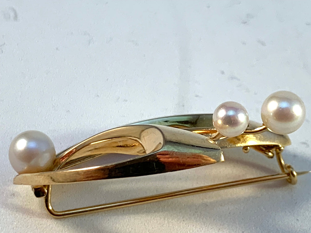 G Dahlgren, Sweden year 1963, 18k Gold Cultured Pearl Brooch.