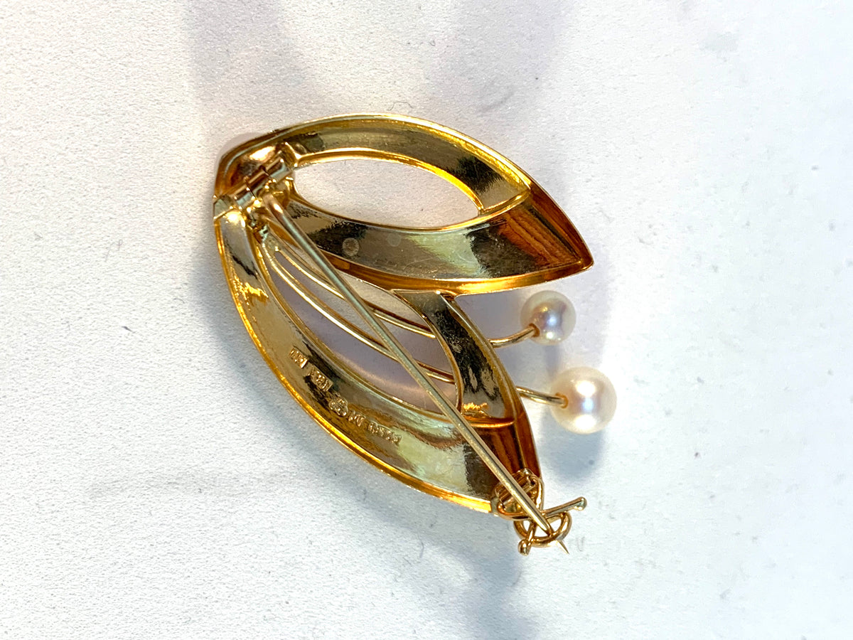 G Dahlgren, Sweden year 1963, 18k Gold Cultured Pearl Brooch.