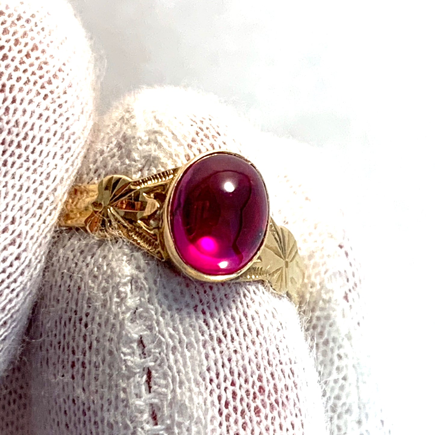 G Dahlgren, Sweden 1958. Mid Century 18k Gold Synthetic Pink Sapphire Ring.