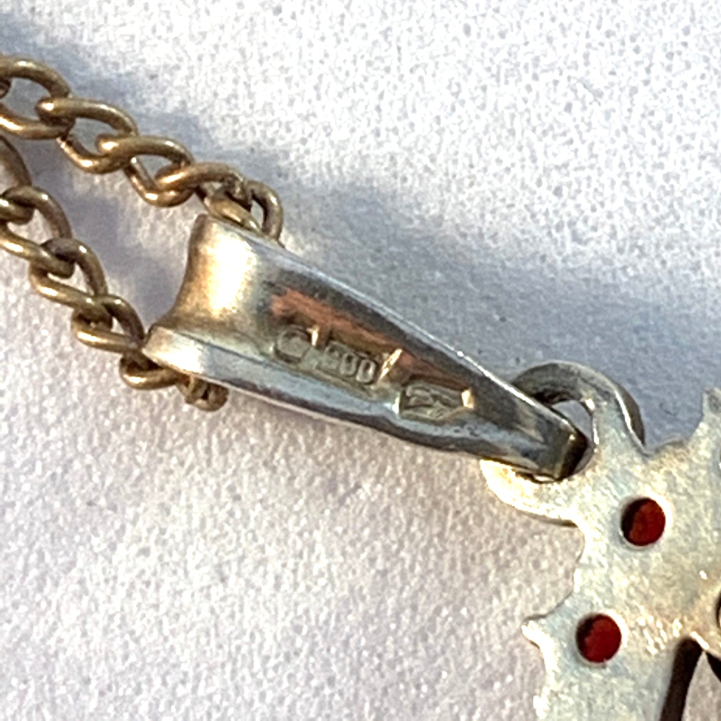 チェコスロバキア、1900 年代初期のアンティークのソリッド 900 シルバー ボヘミアン ガーネット ペンダント。刻印あり。