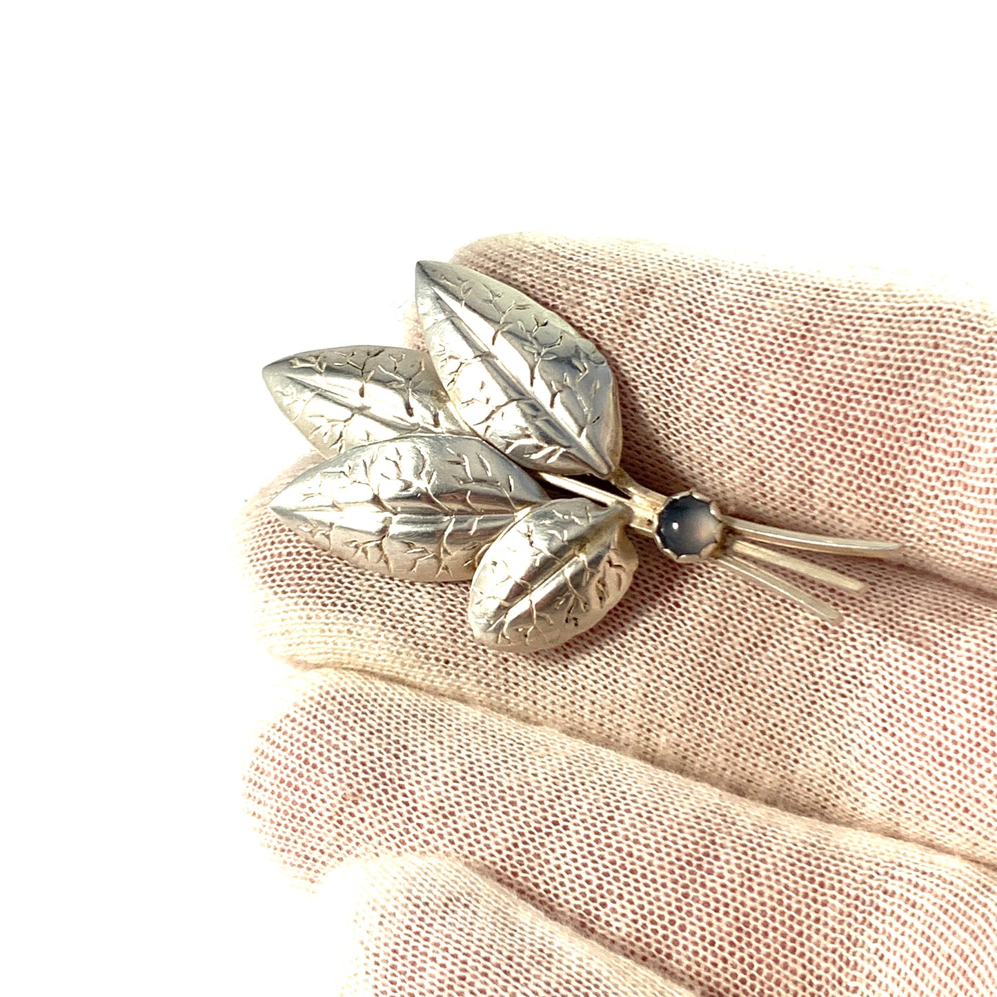 Raag & Havam、ストックホルム、1957 年ミッドセンチュリー スターリング シルバー カルセドニー ブローチ。