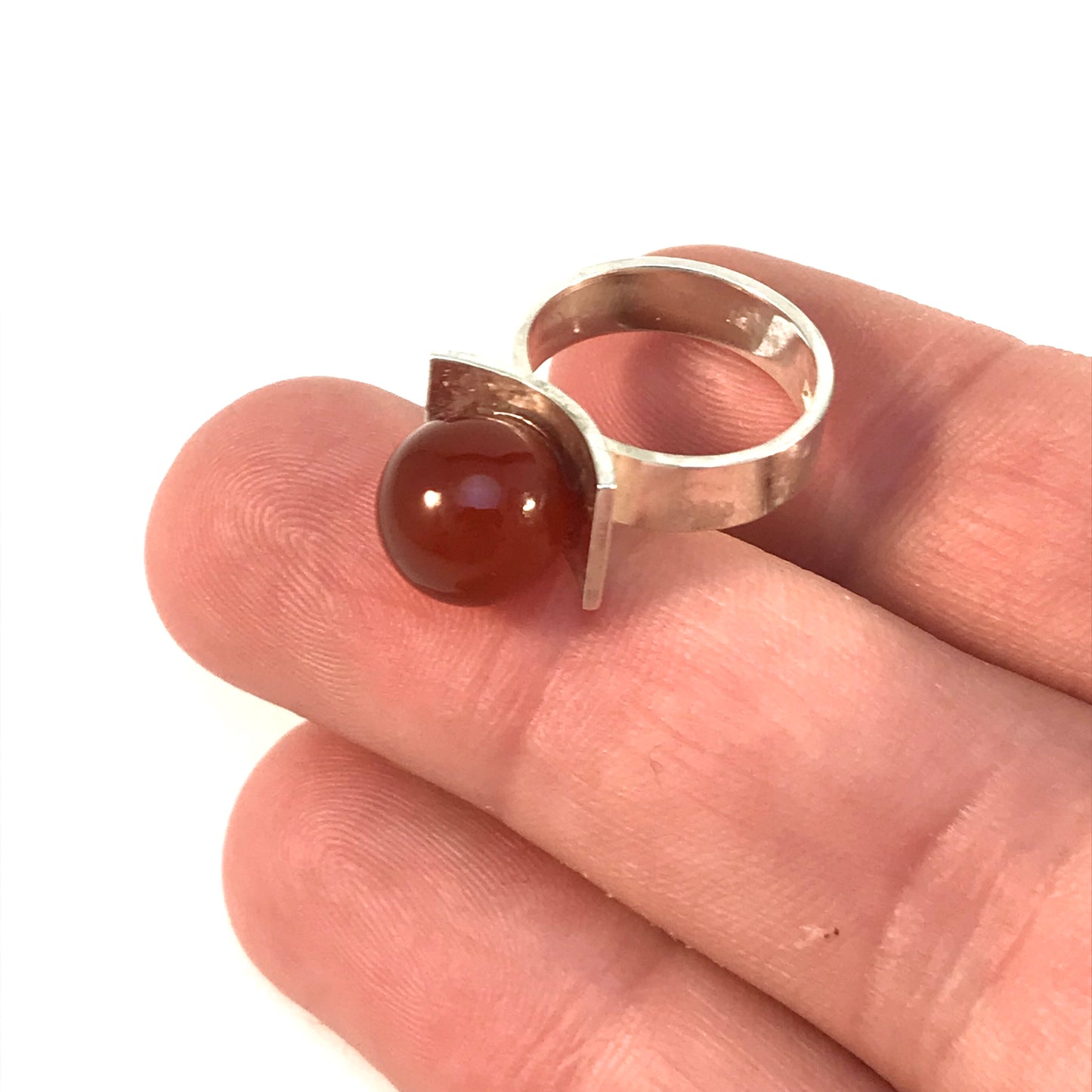 G Dahlgren、スウェーデン、1969 年製、ヴィンテージ スペース エイジ スターリング シルバー カーネリアン リング。