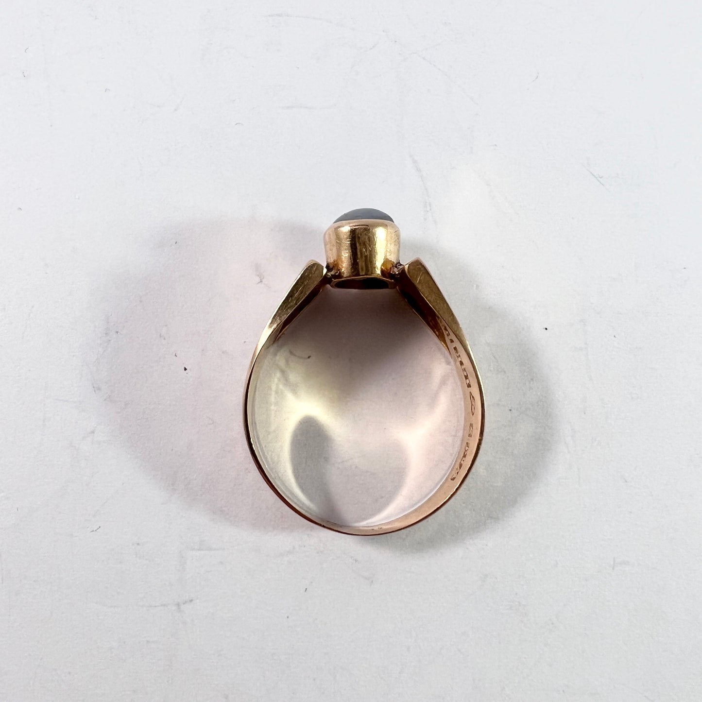 Atelje Waldemar Jonsson, Sweden 1965. Vintage 18k Gold Synthetic Star Sapphire Ring.