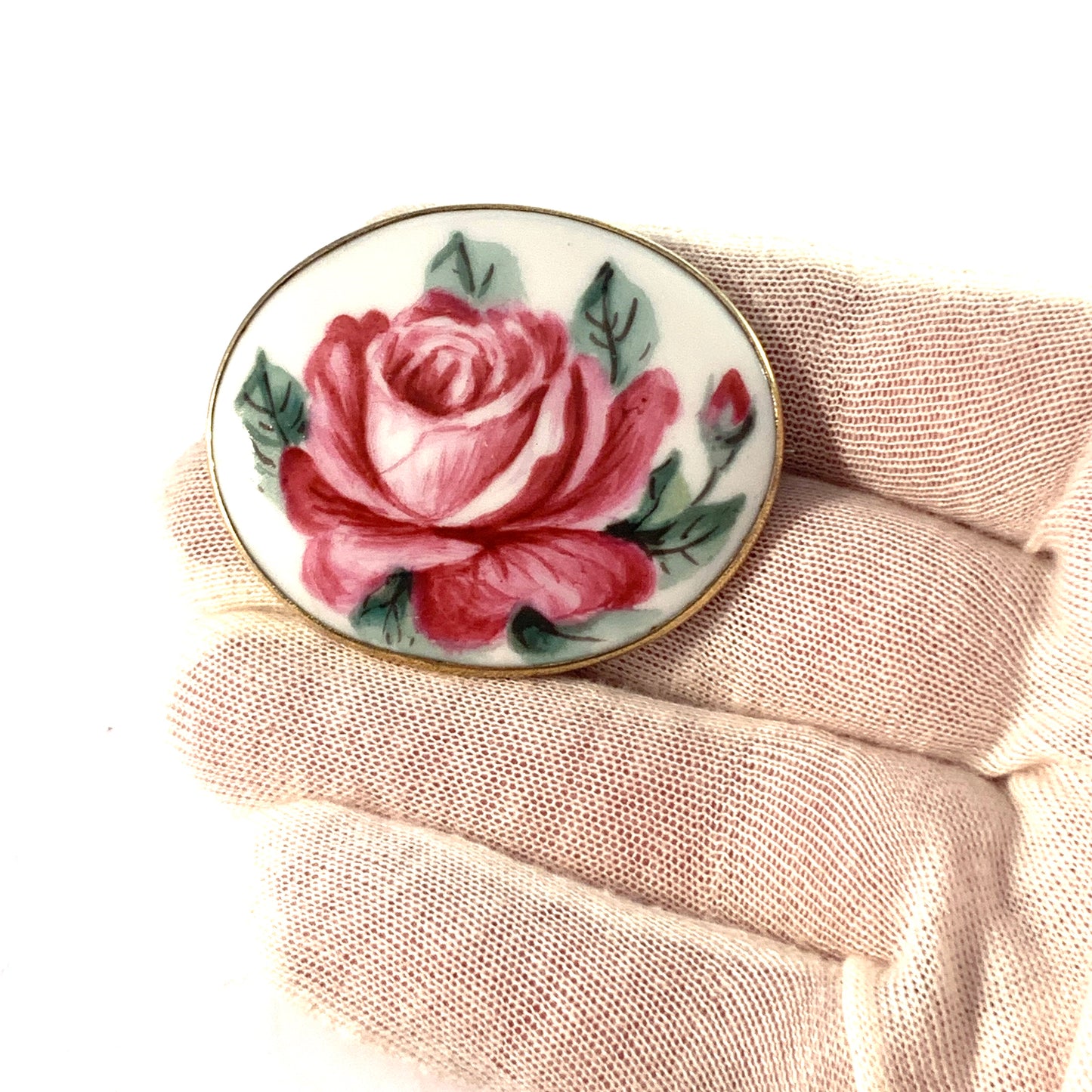 チャールズ・ヤンソン、スウェーデン、1918 年。アンティークの純銀製塗装磁器製バラの花のブローチ。