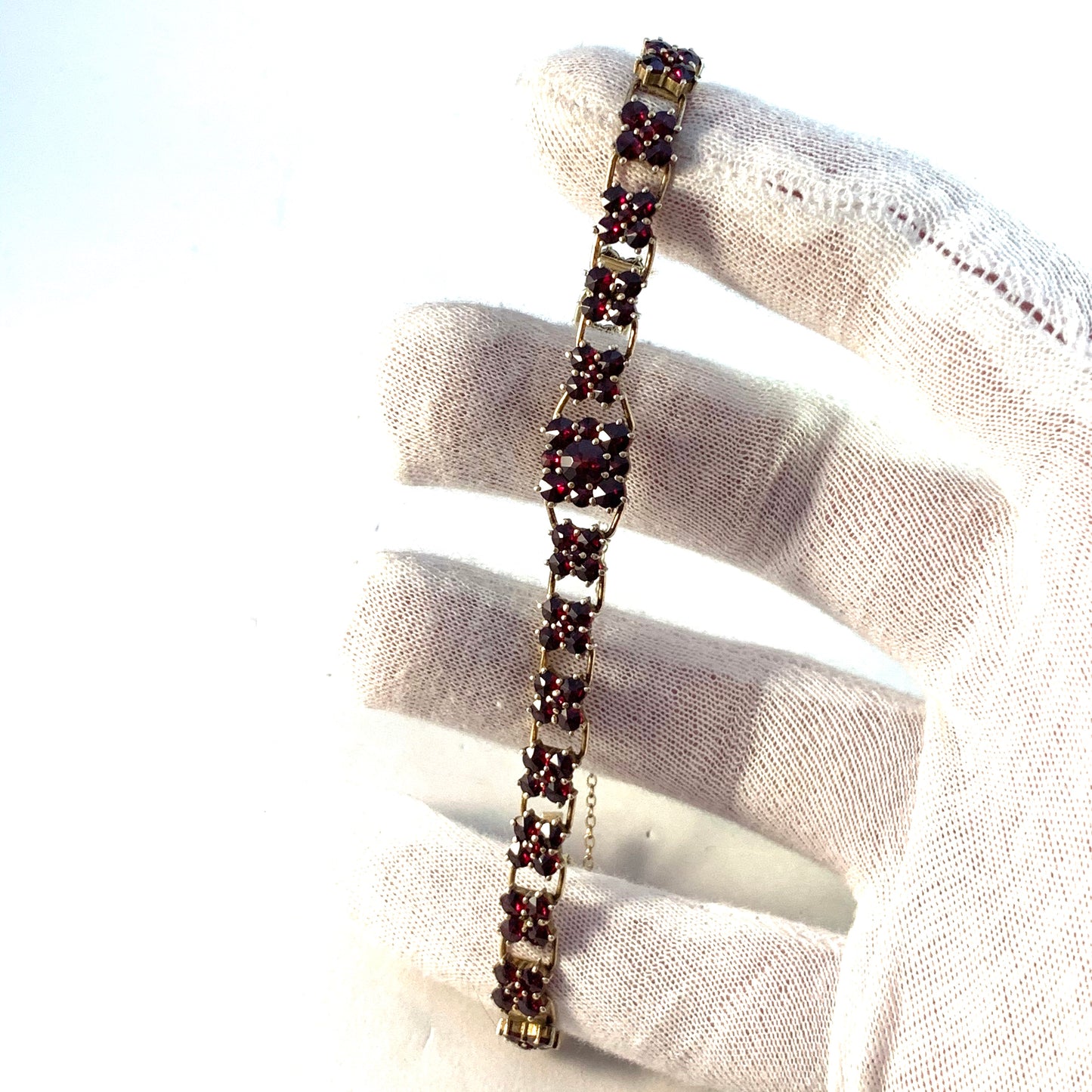 オーストリア ハンガリー 1900 年頃 金メッキ 900 シルバー ボヘミアン ガーネット ブレスレット。刻印あり。