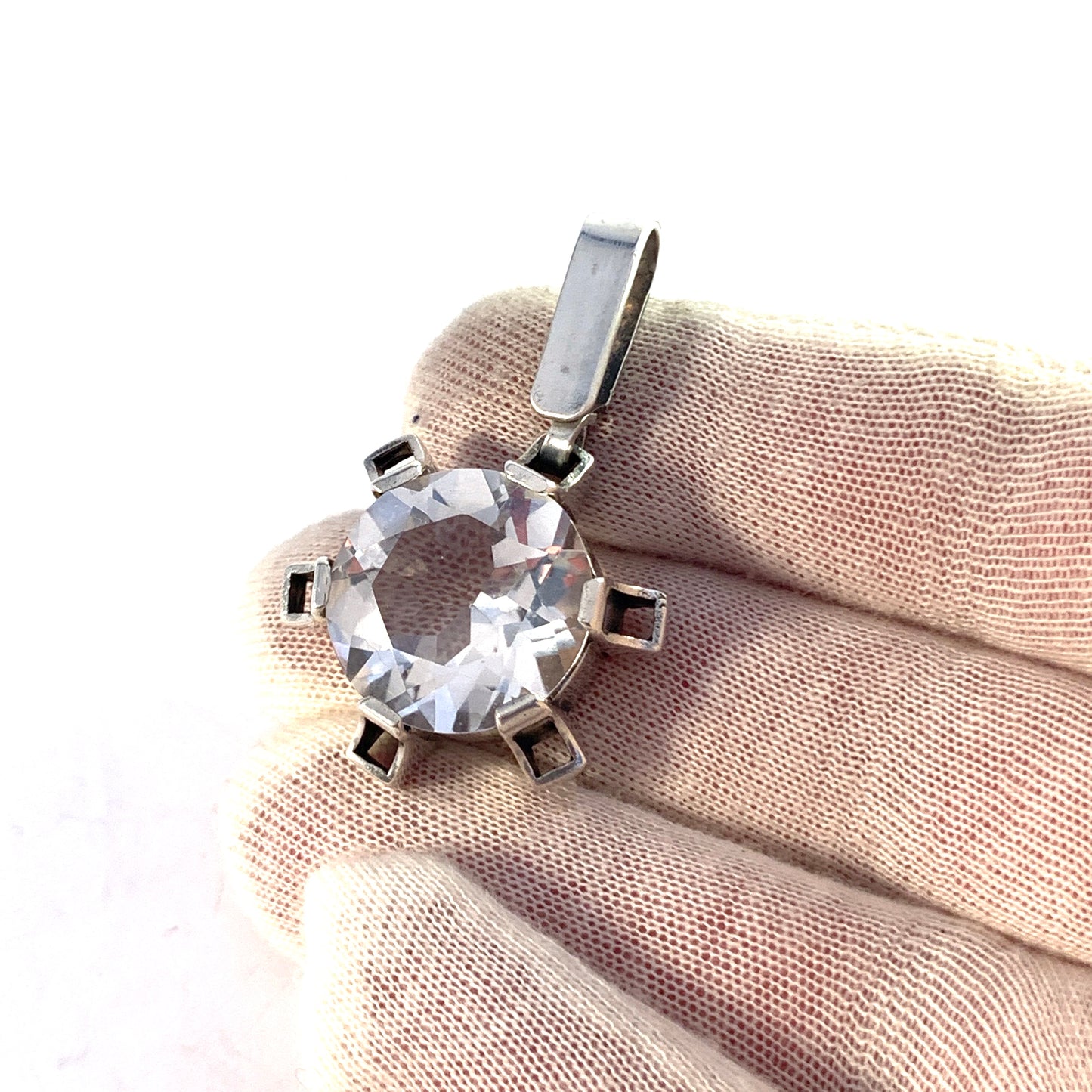 J Klintz、ストックホルム、1976 年。ヴィンテージ スターリング シルバーの大型ロック クリスタル ペンダント。