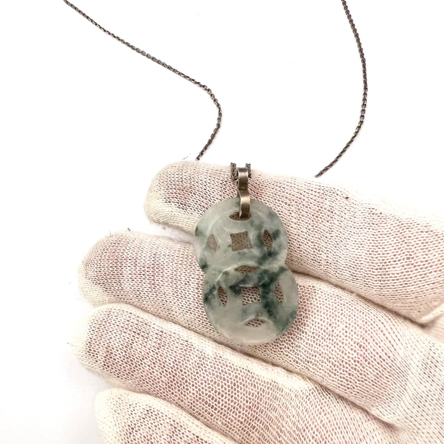 東アジア。ヴィンテージの彫刻が施された翡翠ペンダント シルバー ネックレス。