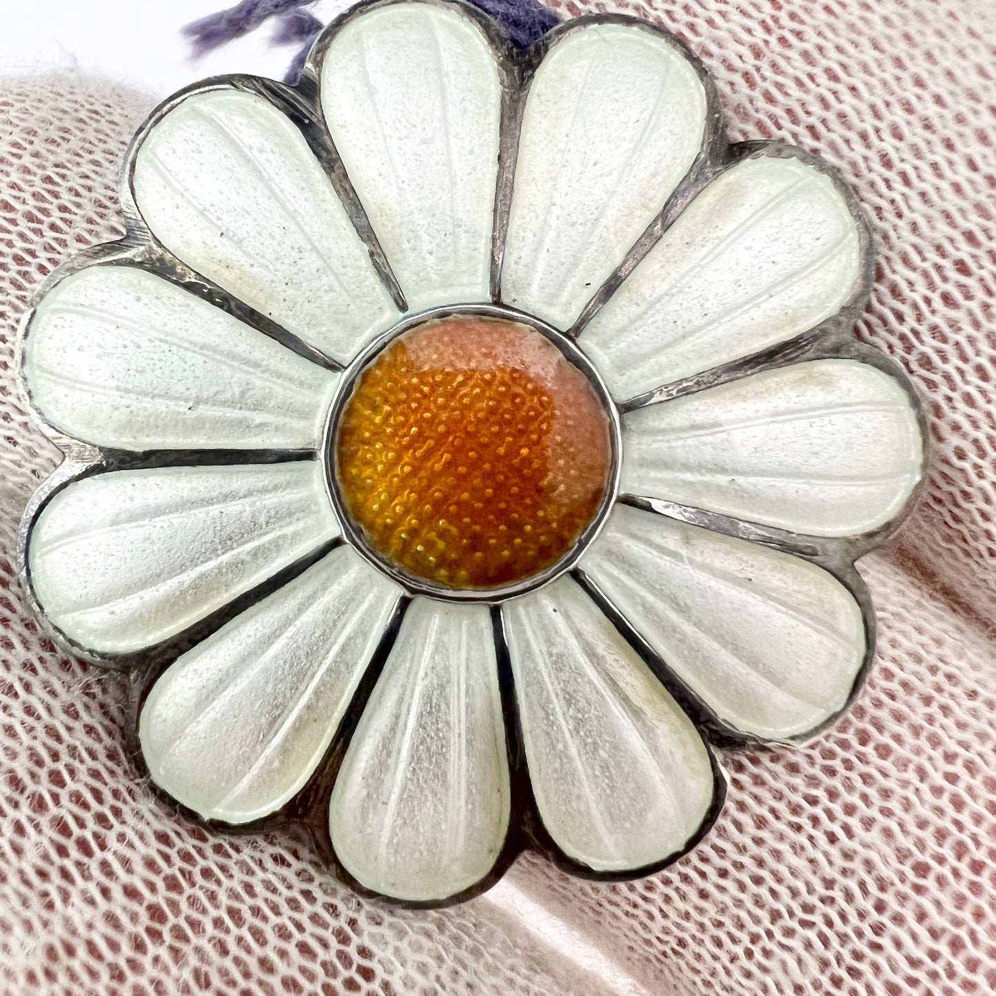 カレワラ・コル、フィンランド。スターリングシルバー エナメル ブローチ/ペンダント。デザインくっかけと