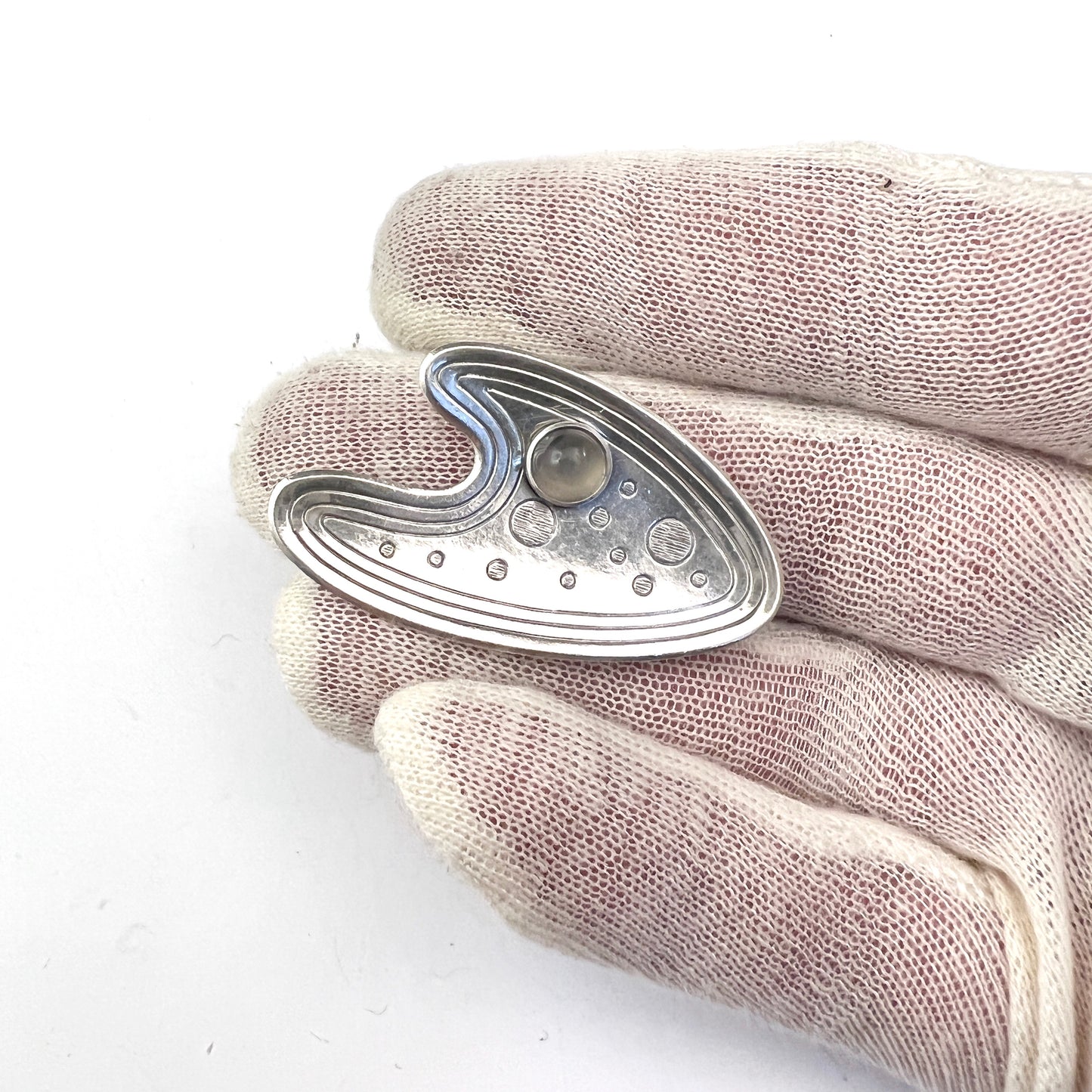 カプラン、ストックホルム 1953 年製 ヴィンテージ ミッドセンチュリー モダン スターリング シルバー カルセドニー ブローチ。