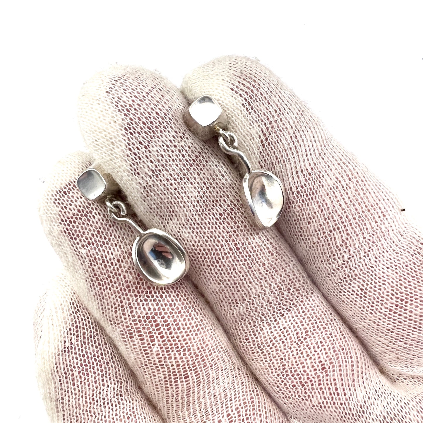 1957年、スティグベルト社によるシグルド・パーソンの象徴的なボウルとキューブのデザインのイヤリング