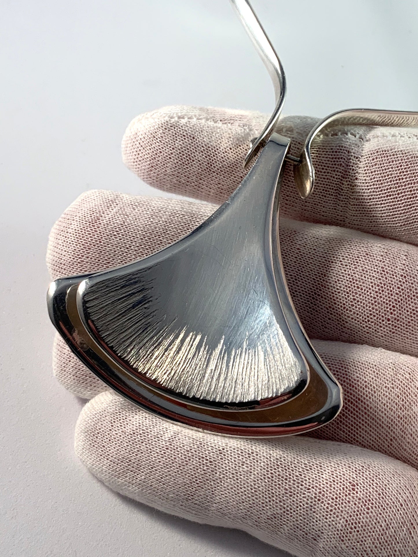 KE Palmberg、スウェーデン、アルトン、1974年。巨大なスターリングシルバーの首輪ペンダントネックレス。