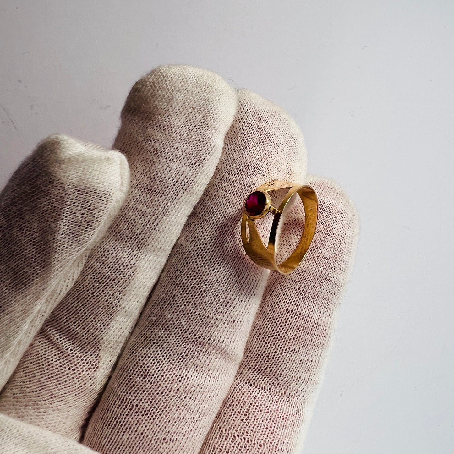 Swedish Import 1960s. Vintage 18k Gold Synthetic Sapphire Ring.