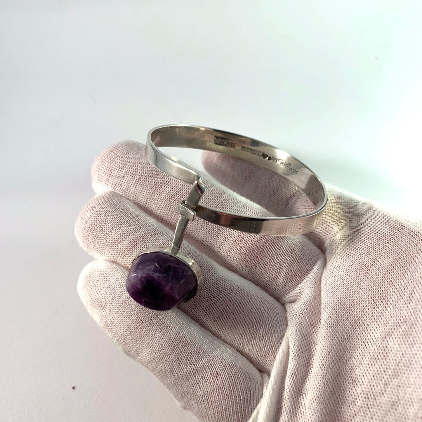 Gert Thysell、スウェーデン、GUSSI 社製、1968 年製、スターリング シルバー アメジスト モダニスト バングル ブレスレット。署名入り。ハンドメイド。