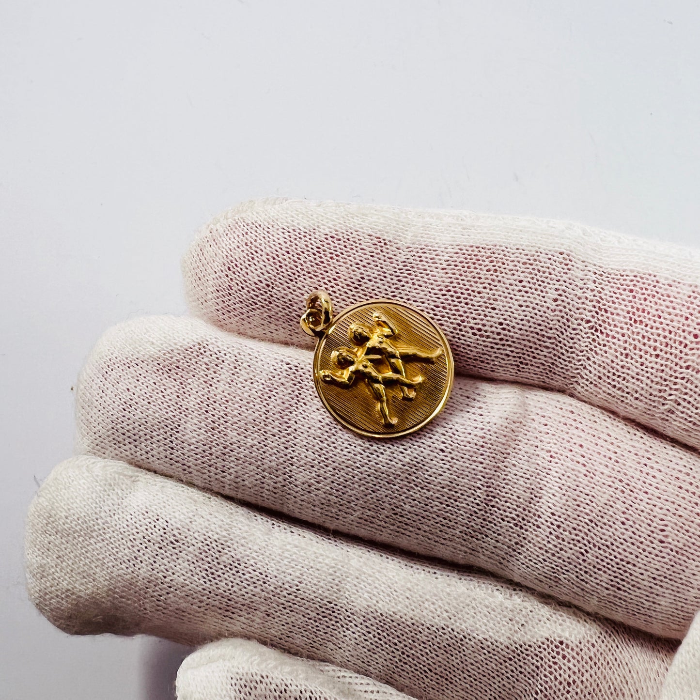 UNO A ERRE, Arezzo, Italy. Vintage 18k Gold Zodiac Gemini Charm Pendant.