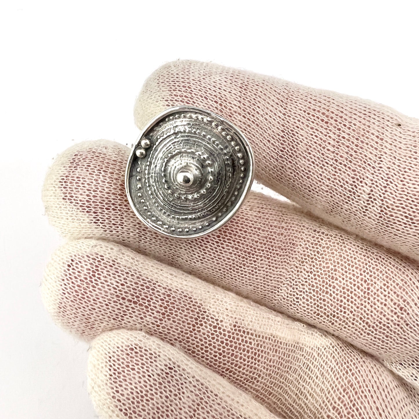 ヨルマ・ライン、トゥルン・ホペア、フィンランド、1978年。純銀製リング。デザイン「シック」。サイン入り。