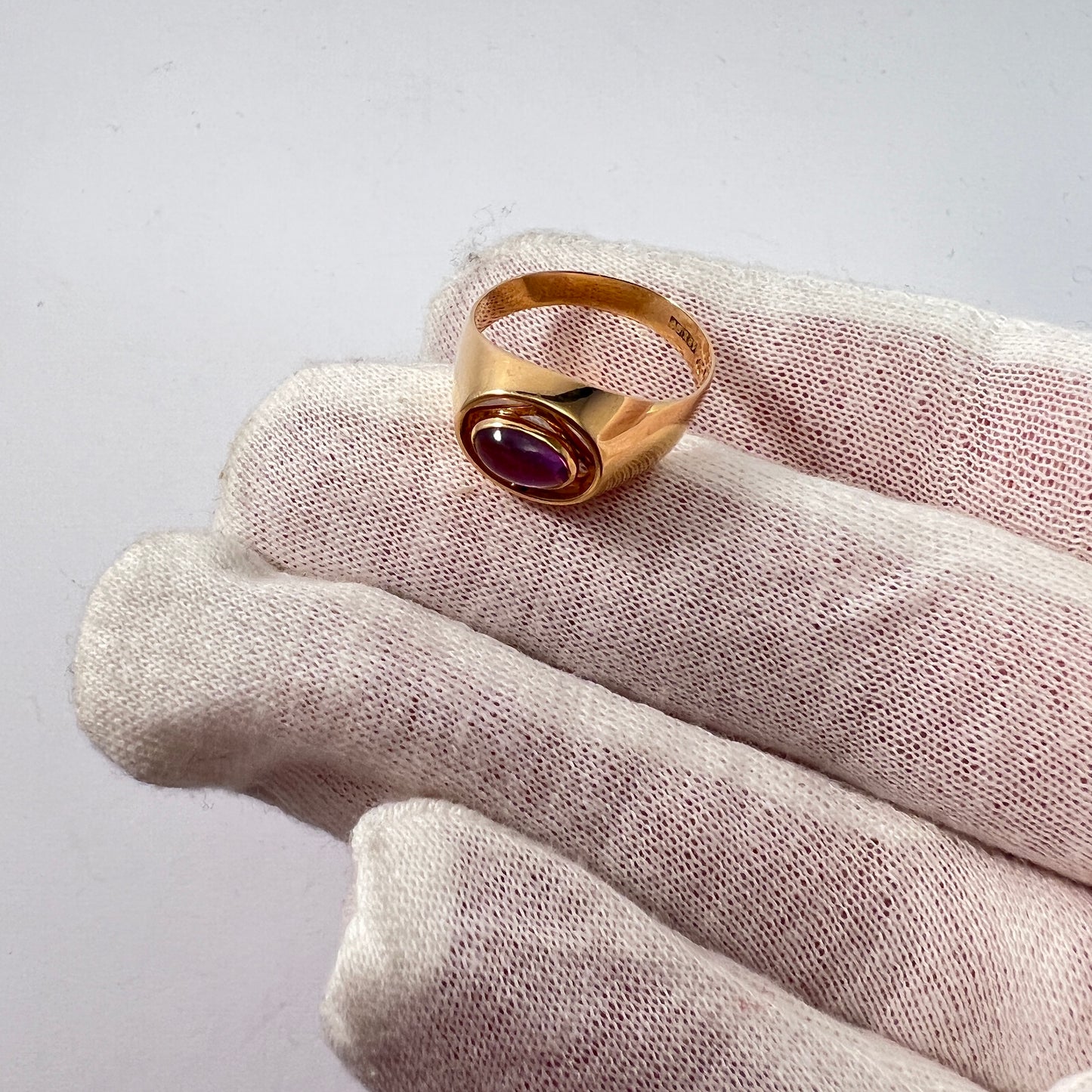 J Petersson, Stockholm 1966. Vintage 18k Gold Amethyst Ring.