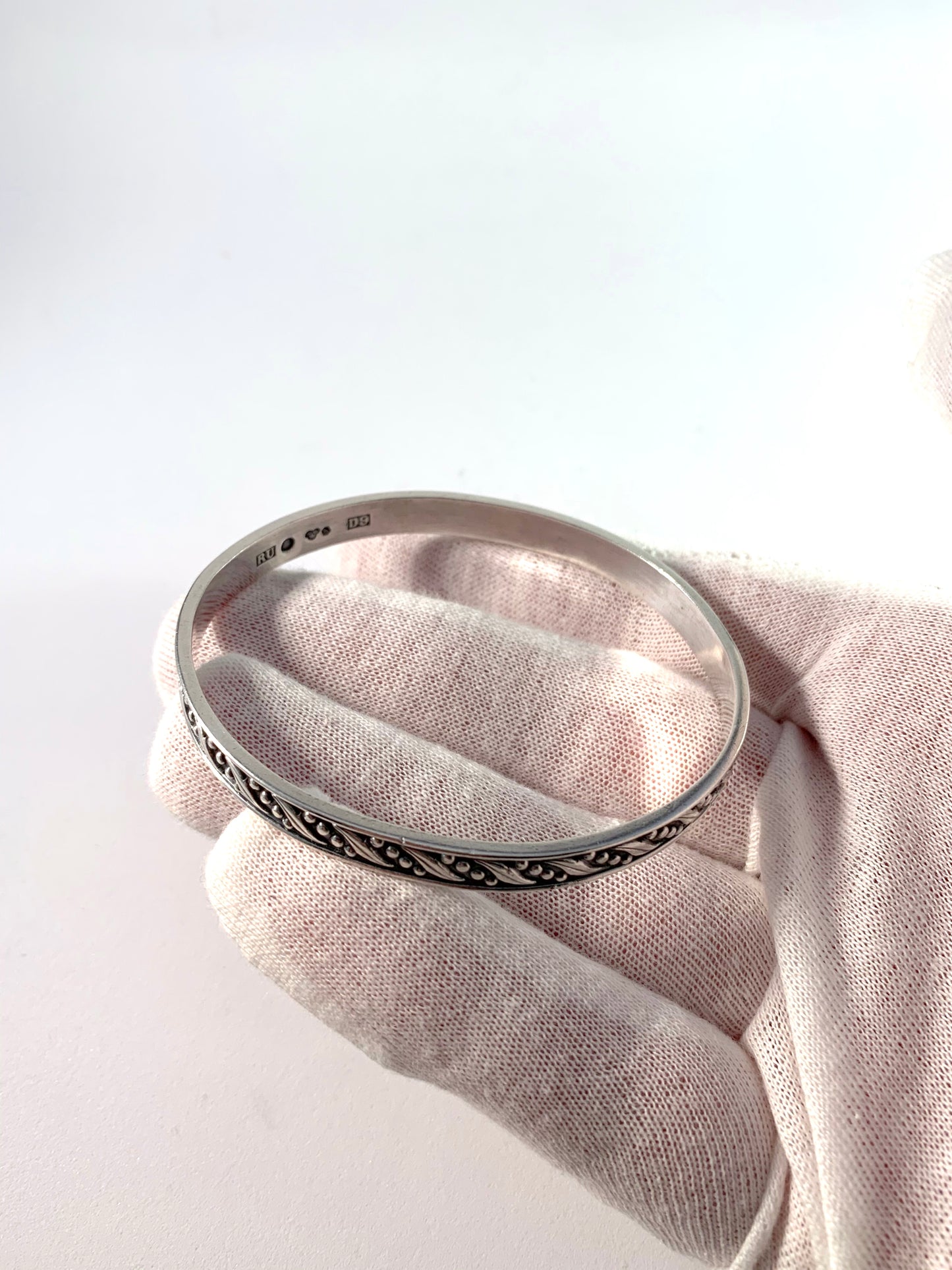 Rey Urban、スウェーデン、1954 年製スターリング シルバー バングル ブレスレット。