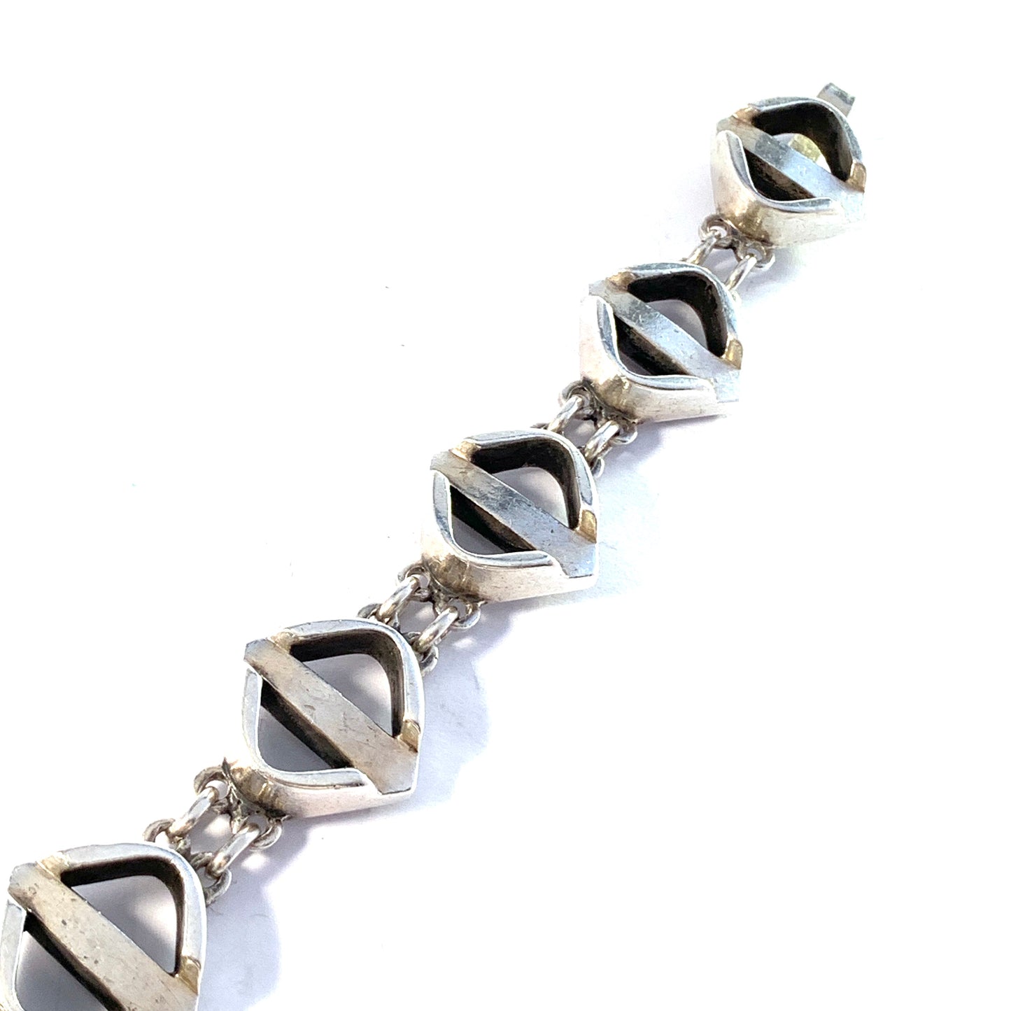 B Sörling、ストックホルム、1963 年。大規模なスターリングシルバーのユニセックス ブレスレット。署名入り。