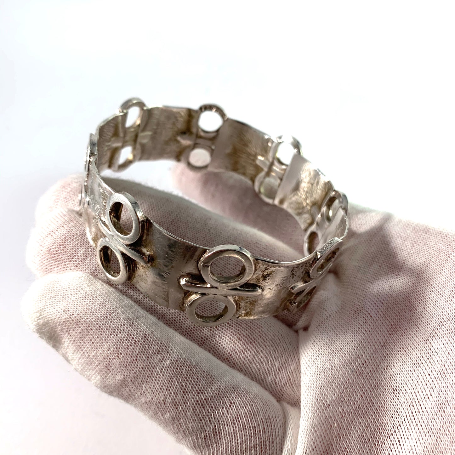 Isaac Cohen, Stockholm 1969 Bold Modernist Sterling Silver Bangle Bracelet. Signed