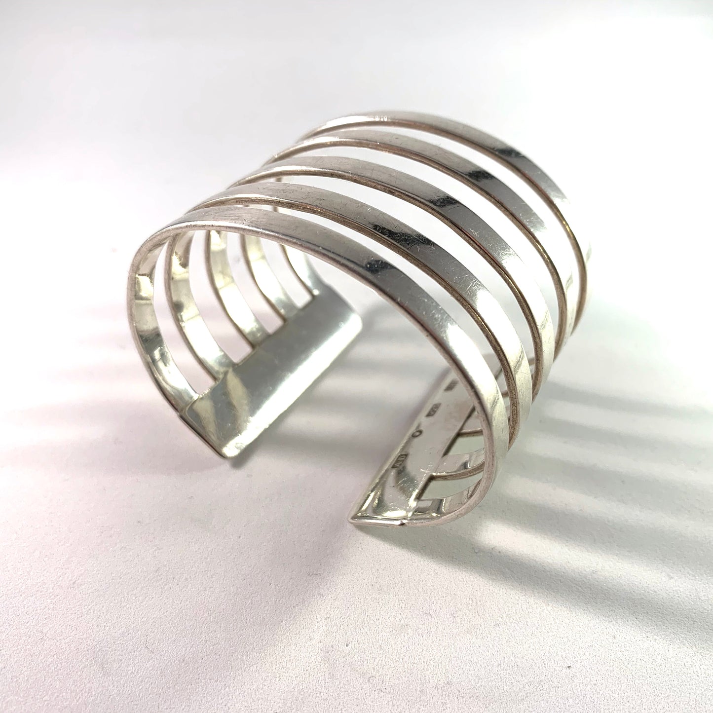 Daevel、スウェーデン製の巨大なスターリングシルバーのカフバングルブレスレット。