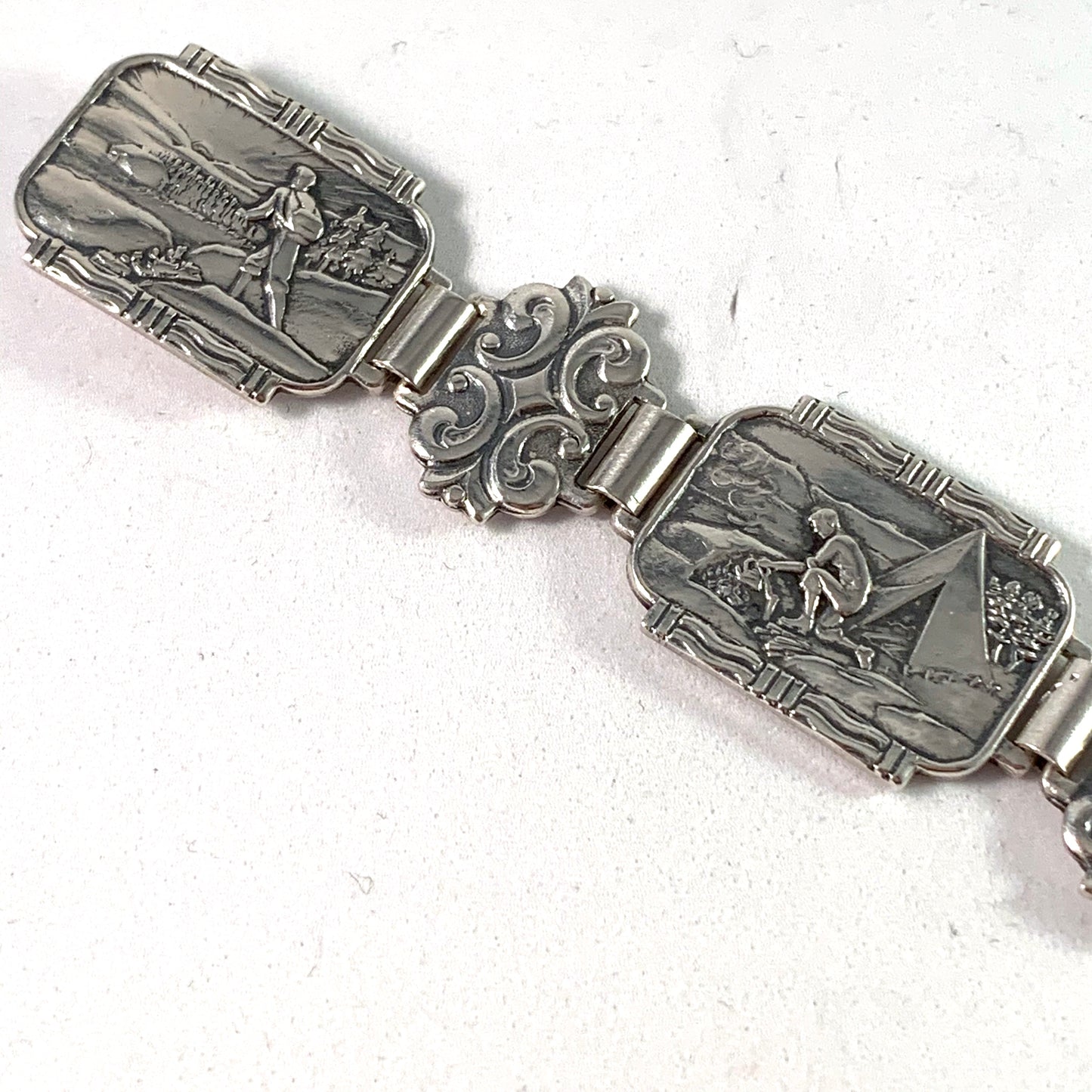 Willy Winnæs、ノルウェー、1950 年代、ソリッド 830 シルバー「Hiking In The Mountains」ブレスレット。